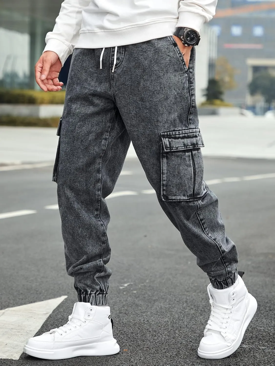 WDIRARA Men's Slim Fit Cargo Jeans Straight Leg Streetwear Denim Work Pants with Flap Pockets