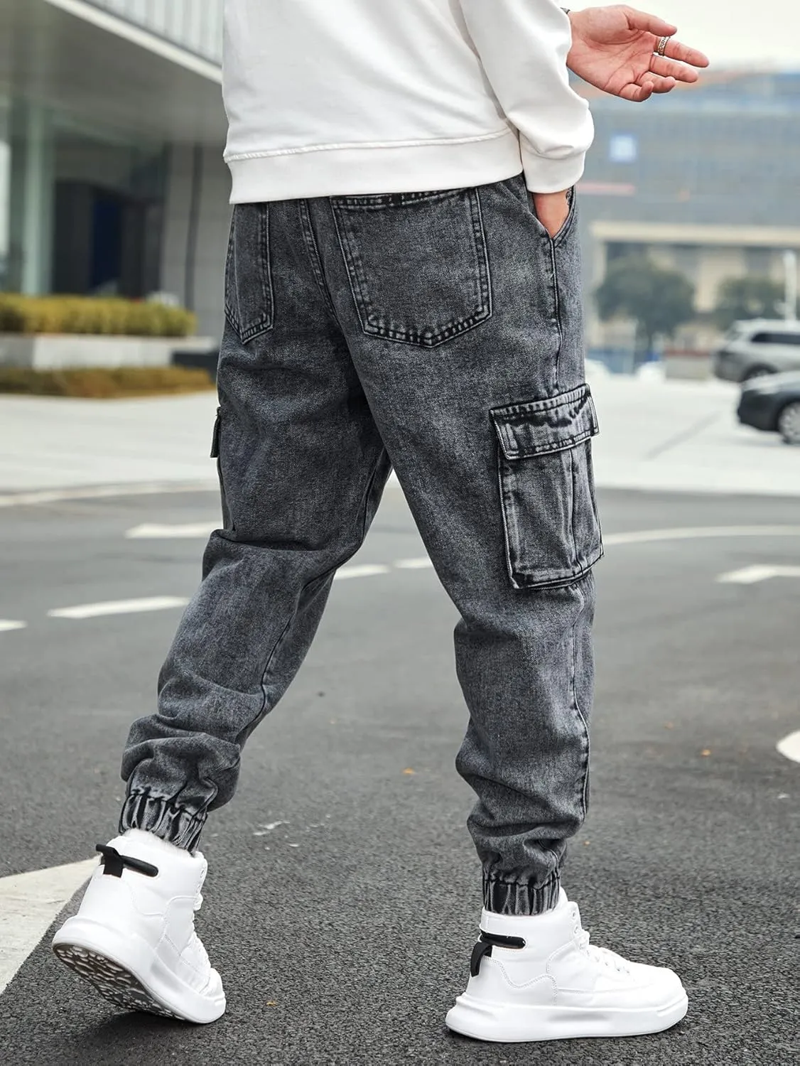 WDIRARA Men's Slim Fit Cargo Jeans Straight Leg Streetwear Denim Work Pants with Flap Pockets