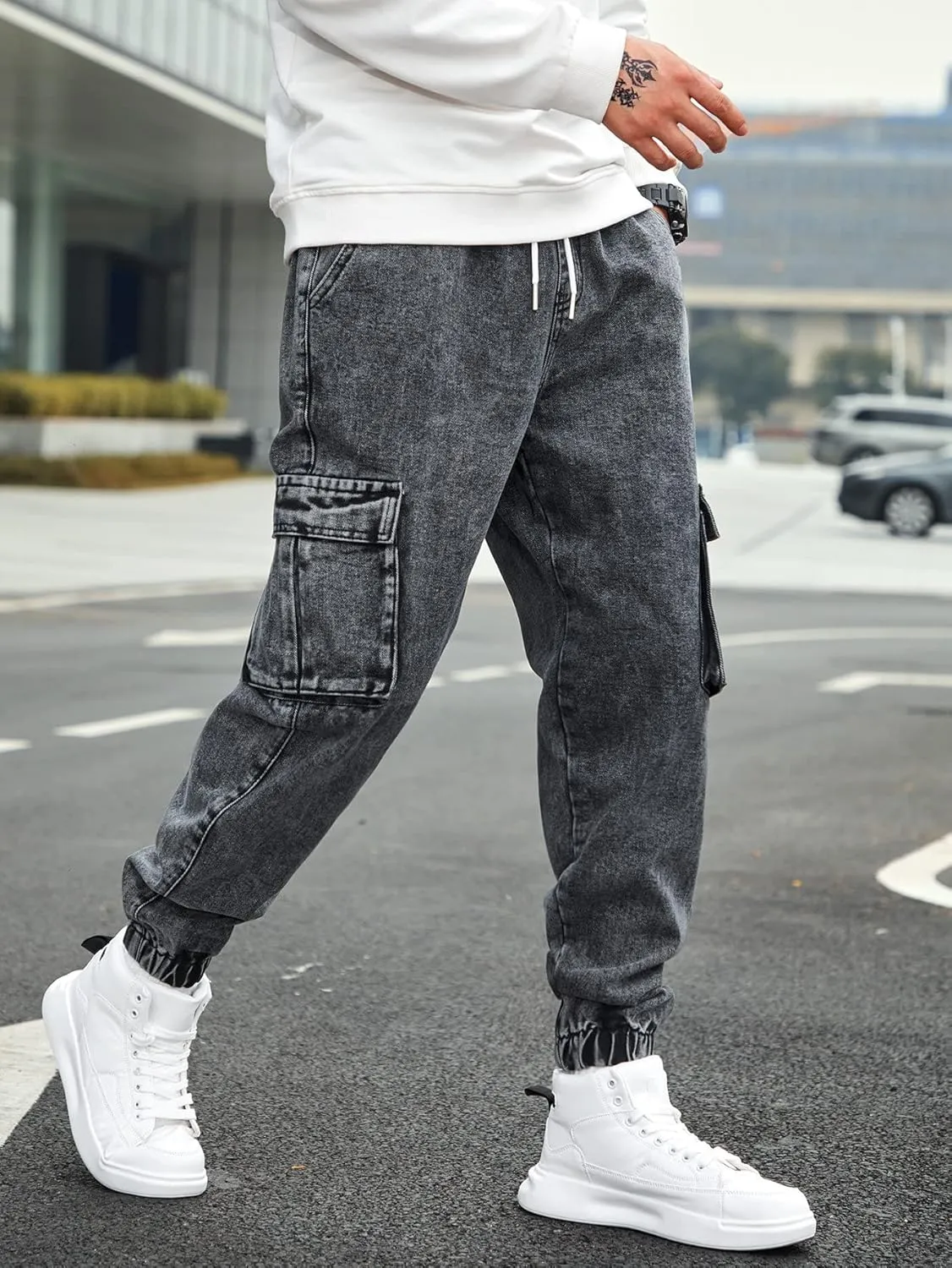 WDIRARA Men's Slim Fit Cargo Jeans Straight Leg Streetwear Denim Work Pants with Flap Pockets