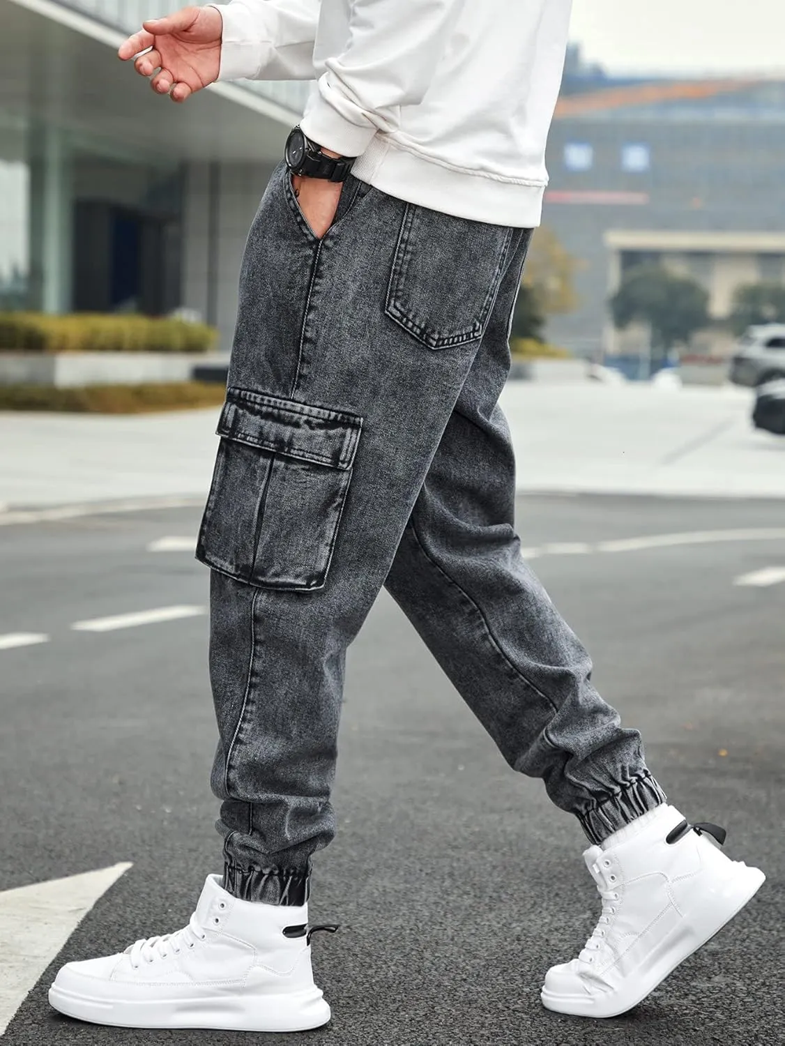WDIRARA Men's Slim Fit Cargo Jeans Straight Leg Streetwear Denim Work Pants with Flap Pockets